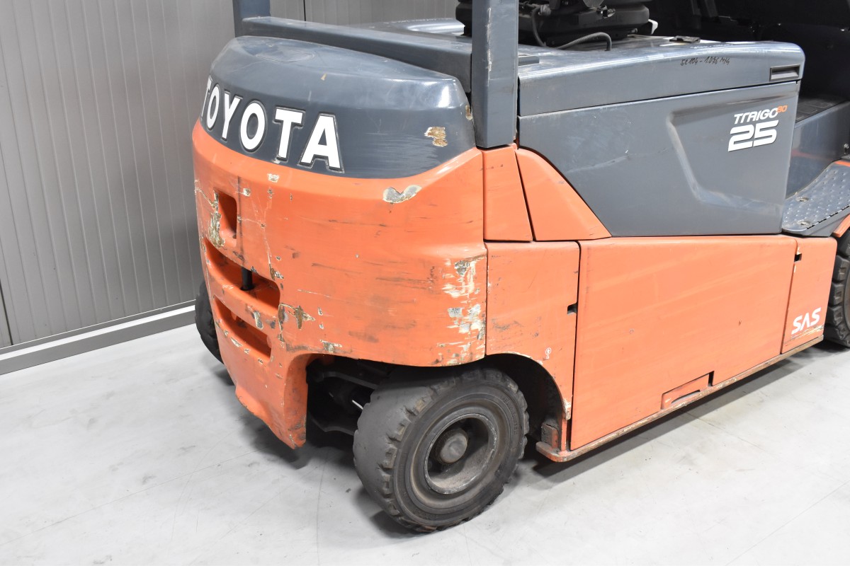 TOYOTA 8FBMT25 Vierradstapler gebrauchter Gabelstapler