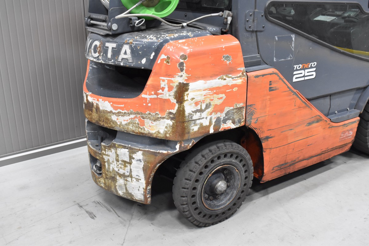 TOYOTA 02-8FGF25 Vierradstapler gebrauchter Gabelstapler